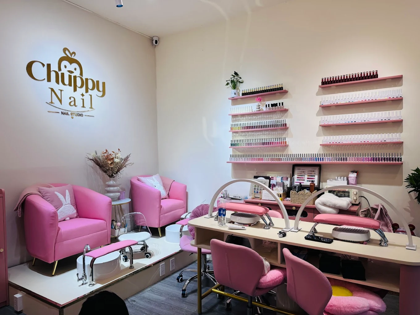 Không gian làm nail và ghế chăm sóc chân