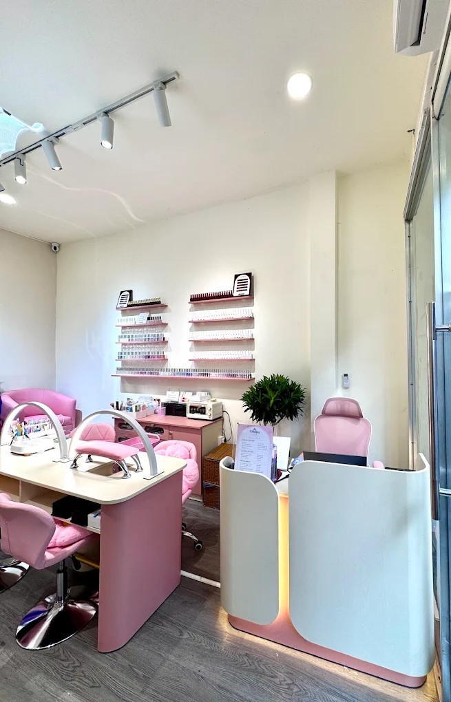 Bàn làm nail nhìn từ cửa tiệm