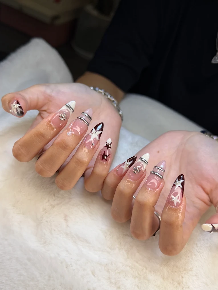 Nail nhọn French đen trắng đính ngôi sao