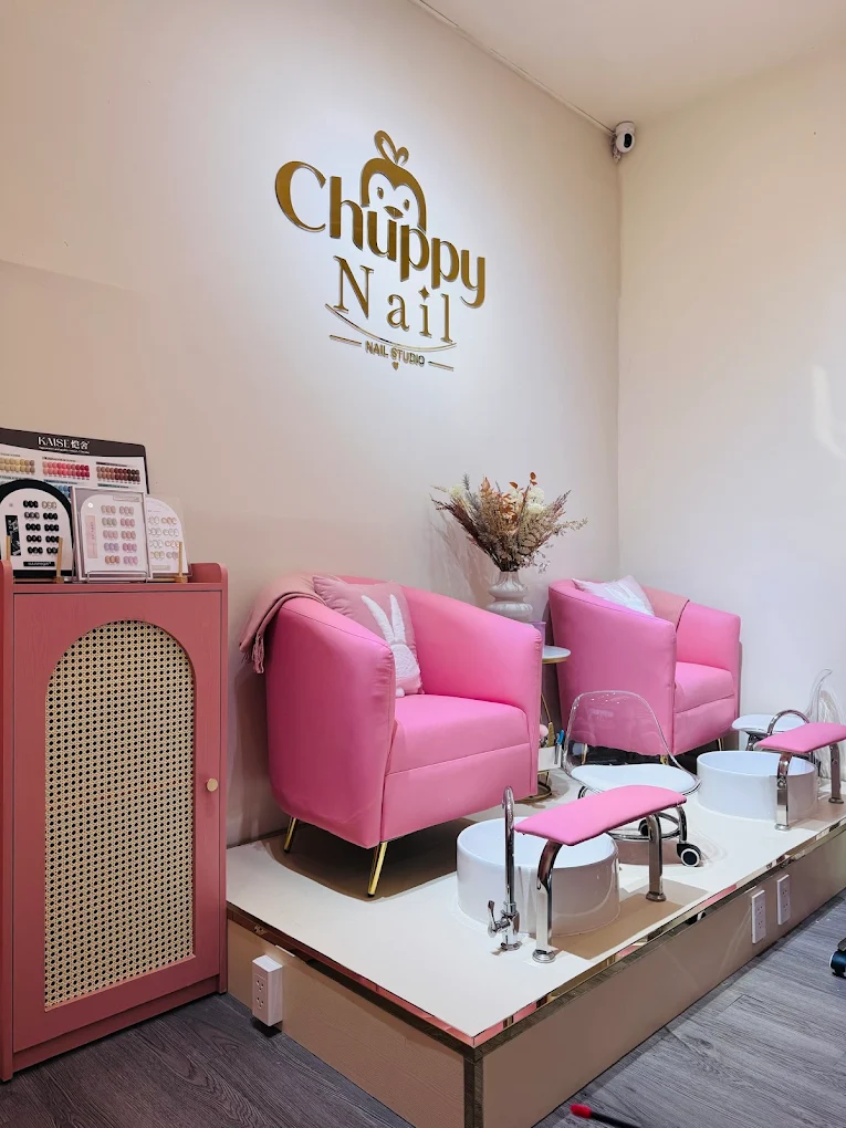 Ghế làm móng chân và logo Chuppy Nail
