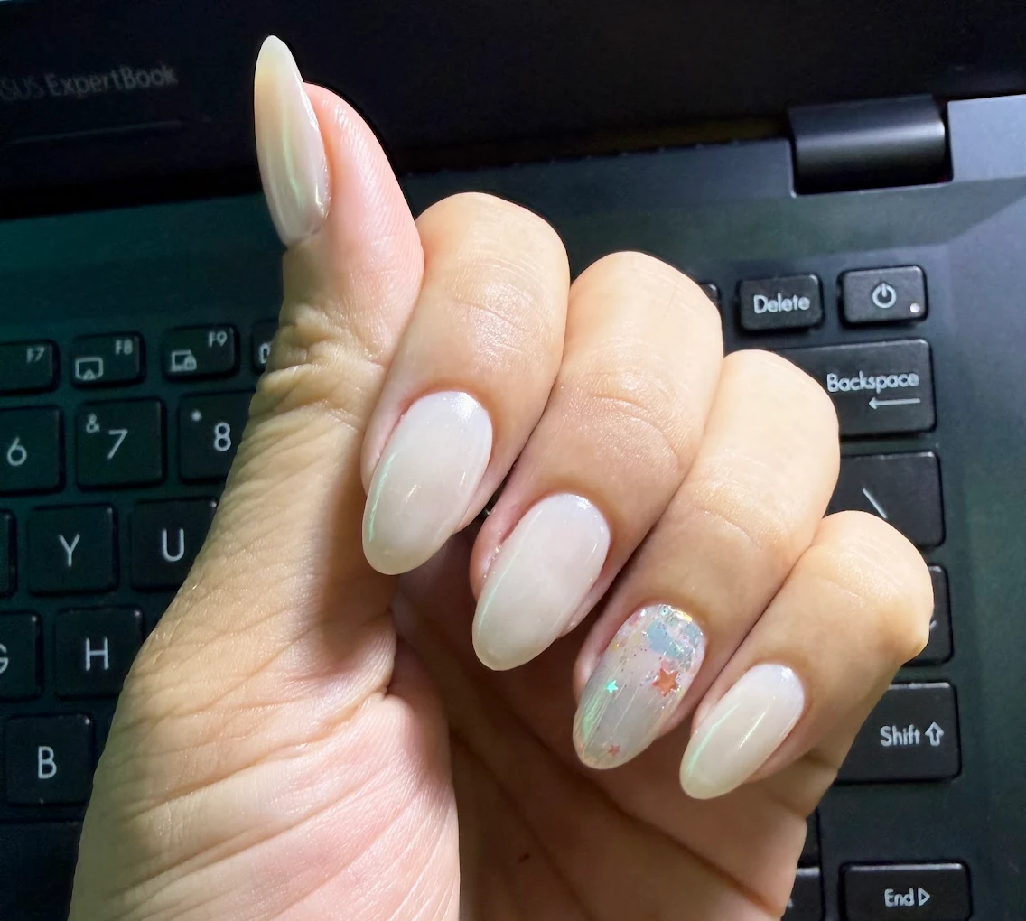 Nail trắng sữa dáng almond điểm ngón xà cừ