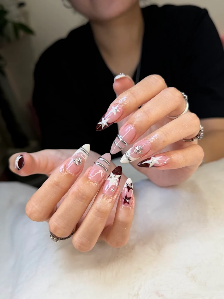 Nail nhọn French đen trắng ngôi sao chrome