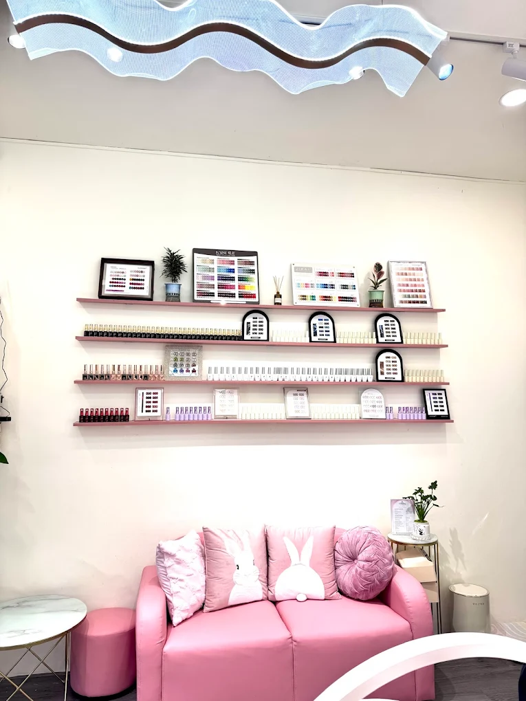 Góc chờ với kệ sơn màu